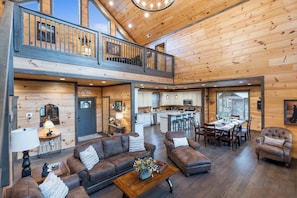 Living area - Beautiful 5-bedroom cabin with AC in peaceful Sevierville (Sevierville)