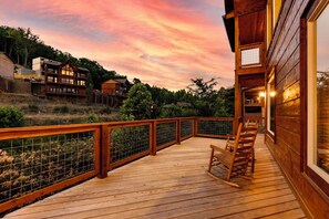 Terrace/patio - Beautiful 5-bedroom cabin with AC in peaceful Sevierville (Sevierville)