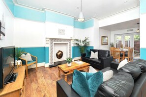TV, offices - 5BDR Stoke-on-Trent | Patio | Sleeps 10 (Stoke-on-Trent)