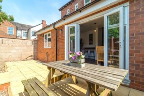 Outdoor dining - 5BDR Stoke-on-Trent | Patio | Sleeps 10 (Stoke-on-Trent)
