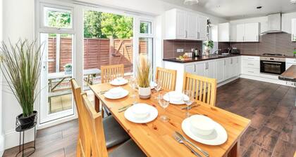 5BDR Stoke-on-Trent | Patio | Sleeps 10