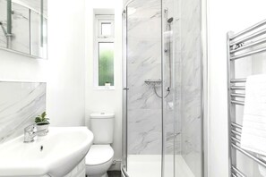 Shower - 5BDR Stoke-on-Trent | Patio | Sleeps 10 (Stoke-on-Trent)