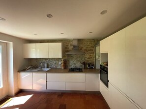 Een oven, een kookplaat, een vaatwasser