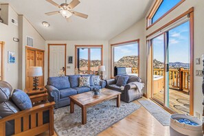 Una Smart TV, una chimenea