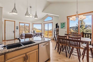 Smart TV, fireplace - Lakeside Retreat 19A - 2 BR Condo - Mountain and Lake Views (Estes Park)