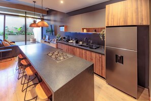 Deluxe Apartment, City View | Private kitchen | Fridge, microwave, stovetop, cookware/dishes/utensils - Atena Urban Living (Guadalajara)