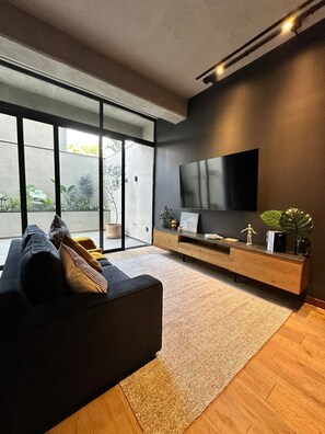 Deluxe-Apartment, Stadtblick | Wohnbereich | Flachbildfernseher