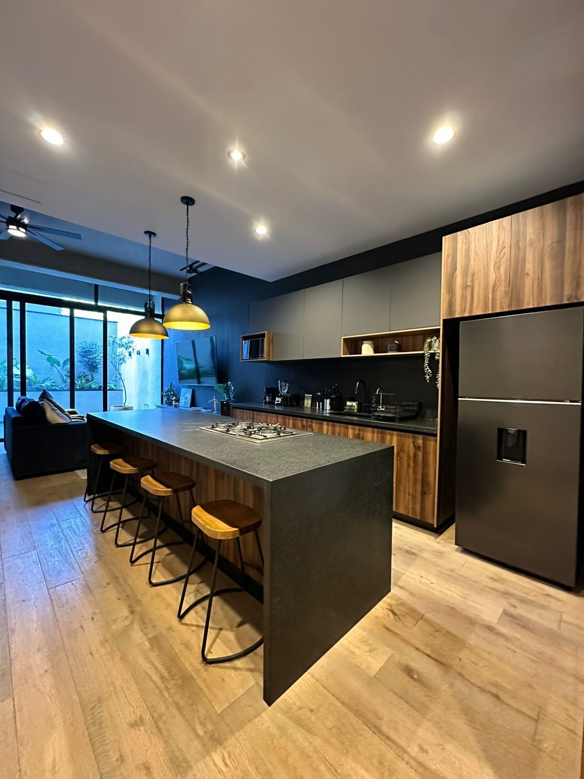 Apartemen Deluks, pemandangan kota | Dapur pribadi | Lemari es, microwave, kompor, dan peralatan masak/sendok-piring