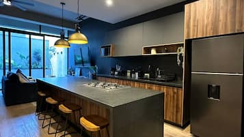 Apartemen Deluks, pemandangan kota | Dapur pribadi | Lemari es, microwave, kompor, dan peralatan masak/sendok-piring