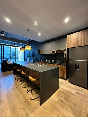 Deluxe-lejlighed - byudsigt | Privat køkken | Køleskab, mikrobølgeovn, kogeplade, køkkentøj/tallerkener/redskaber