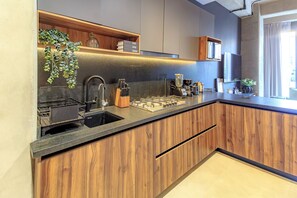 Executive apartman, kilátással a városra | Privát konyha | Hűtőszekrény, mikrohullámú sütő és főzőlap