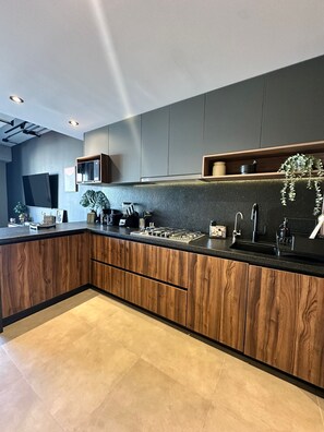 Comfort-lejlighed - byudsigt | Privat køkken | Køleskab, mikrobølgeovn, kogeplade, køkkentøj/tallerkener/redskaber