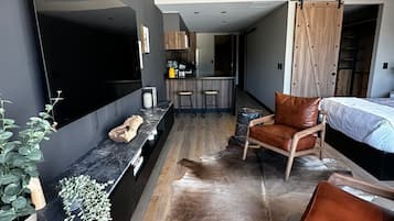 Exclusive Apartment | Living area | Flat-screen TV