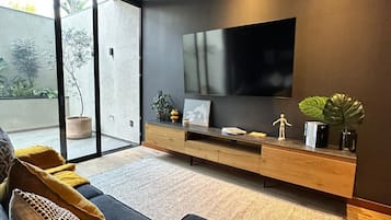 Deluxe Apartment, City View | Living area