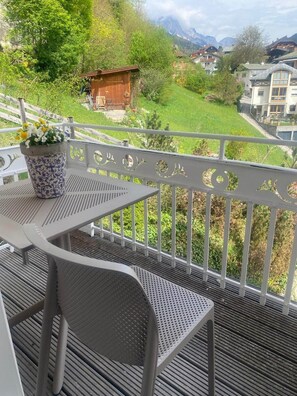 Outdoor dining - Vacation apartment Alpenglühen - Untersberg view (Berchtesgaden)