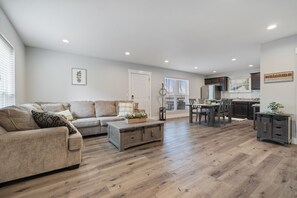 Smart TV, fireplace - Modern Smoky Mountain Retreat | Gated Community | Hot Tub | Pool & Clubhouse (Sevierville)