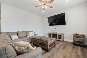 Smart TV, fireplace - Modern Smoky Mountain Retreat | Gated Community | Hot Tub | Pool & Clubhouse (Sevierville)