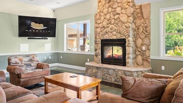 Smart-tv en een open haard