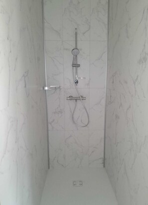 Shower, towels, soap, toilet paper - Ideal self-contained apartment in a charming house in the center of town (Naucelle)