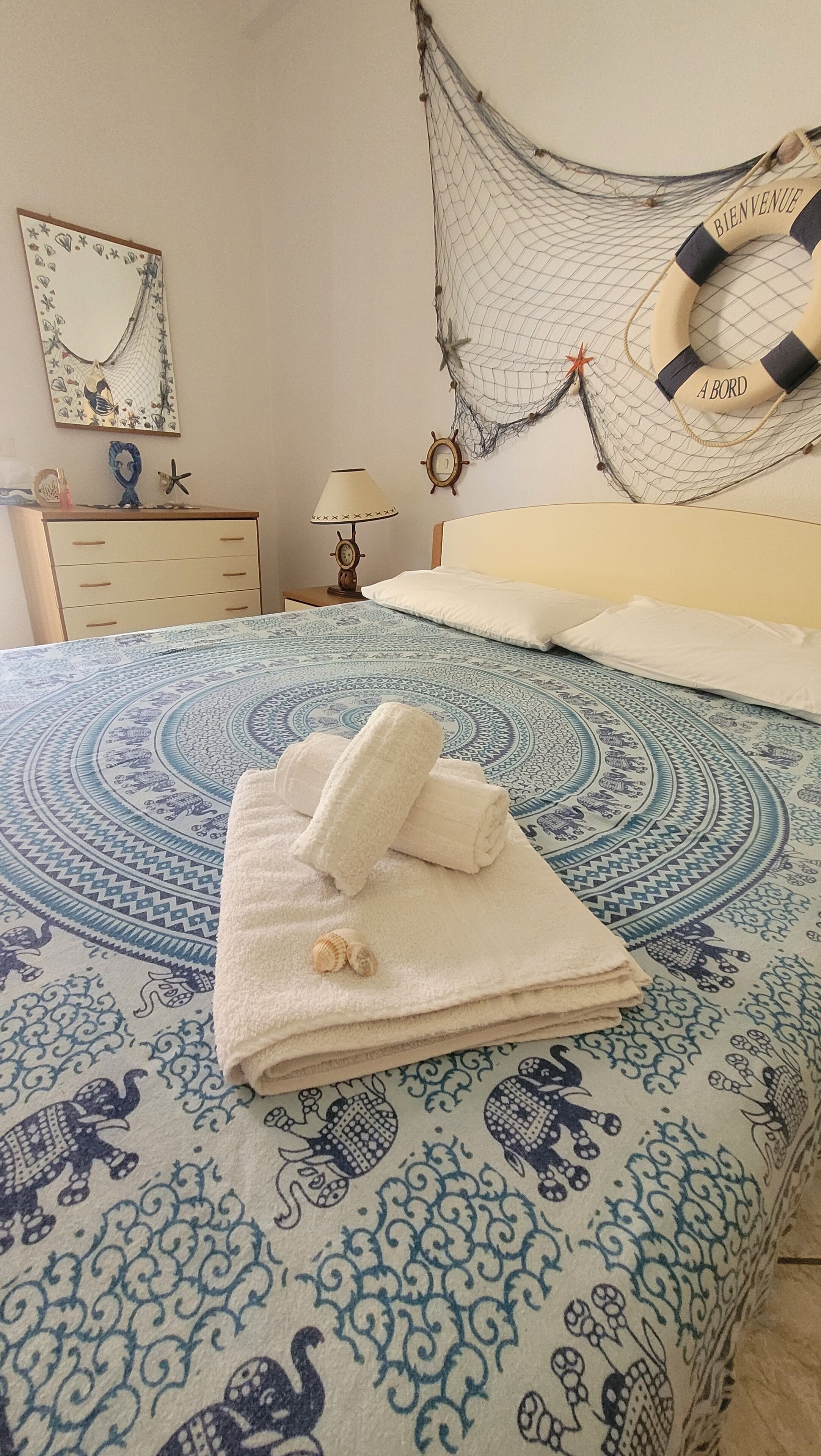 2 habitaciones, tabla de planchar con plancha y ropa de cama 