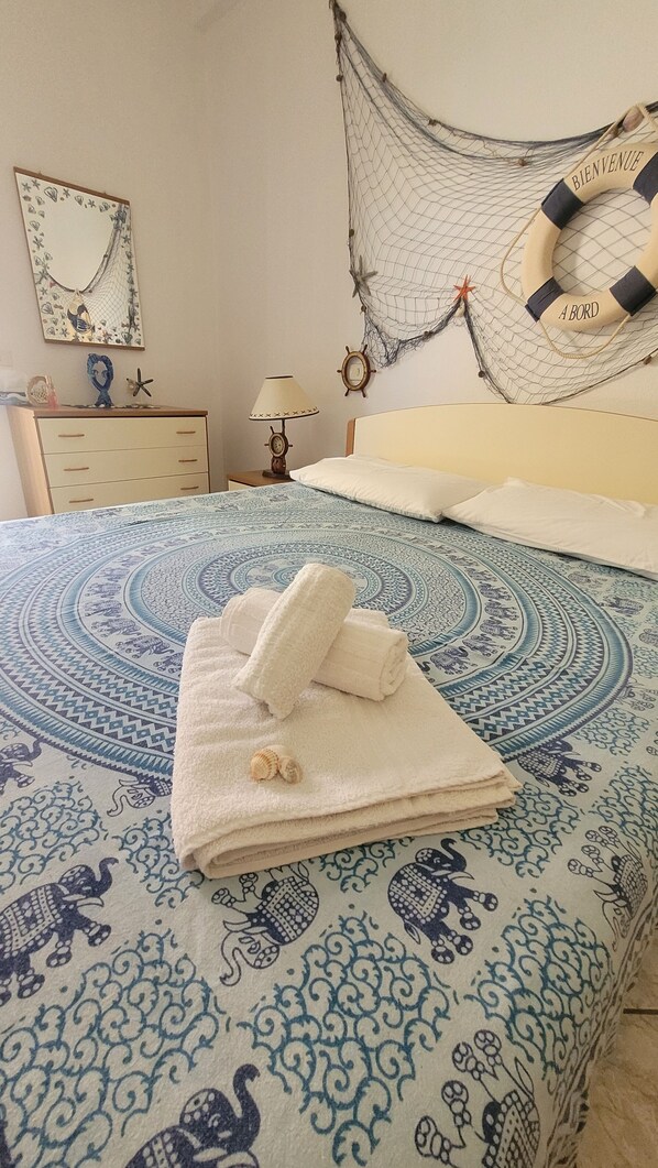 2 bedrooms, iron/ironing board, bed sheets