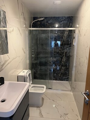 Haartrockner, Handtücher, Seife, Toilettenpapier