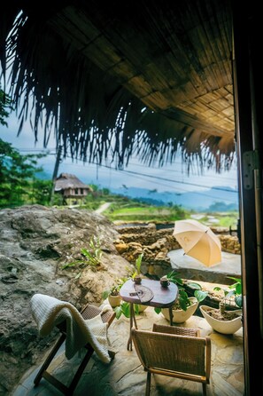 Outdoor dining - Puluong Qui E Ora (Ba Thuoc)
