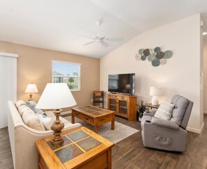 Smart TV - Centrally Located close to Brownwood, Sawgrass and Eastport with Golf Cart. (The Villages)