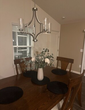Dining - Centrally Located close to Brownwood, Sawgrass and Eastport with Golf Cart. (The Villages)