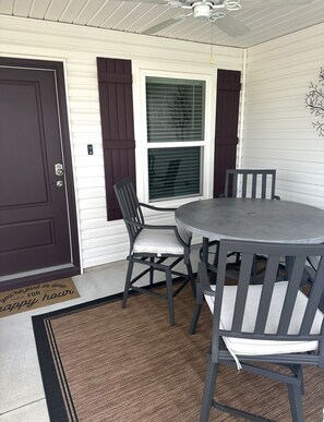Outdoor dining - Centrally Located close to Brownwood, Sawgrass and Eastport with Golf Cart. (The Villages)