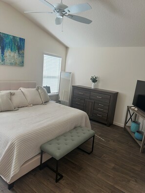 2 bedrooms, iron/ironing board, free WiFi, bed sheets - Centrally Located close to Brownwood, Sawgrass and Eastport with Golf Cart. (The Villages)