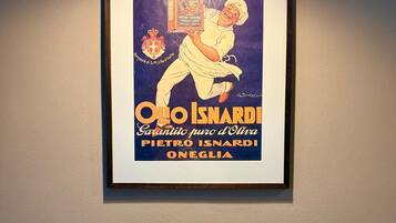 Een ingekaderde vintage poster van Pietro Isnardi aan een muur.
