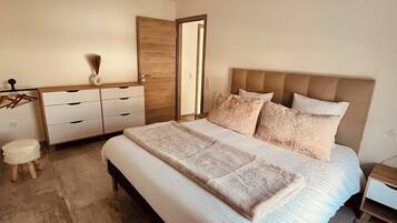 4 bedrooms, iron/ironing board, travel cot, free WiFi