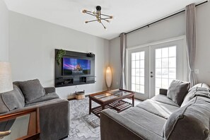 Smart TV - Themed 4BR Townhome — 15min to Disney (Kissimmee)