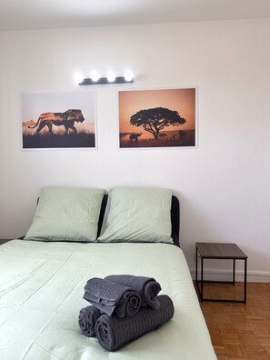 Planxa i posts de planxar i roba de llit 