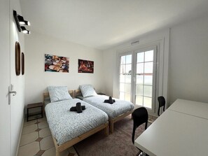 Iron/ironing board, bed sheets