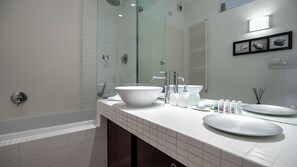 Haartrockner, Bidet, Handtücher