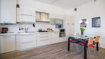 Kühlschrank, Mikrowelle, Ofen, Herdplatte