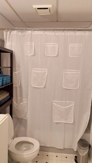 Secadora de cabello, toallas, papel de baño 