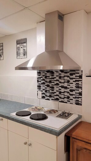 Private kitchen - 【ALL-INCLUSIVE & FURNISHED】2BR Walkout Suite NE Calgary | Private Entry (Calgary)