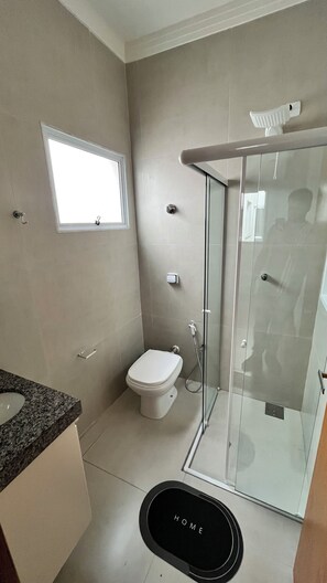 Secador de pelo, bidé, toallas y jabón