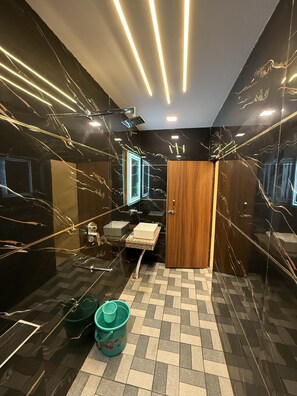 Doccia, asciugamani, sapone, carta igienica