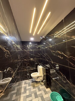 Dusche, Handtücher, Seife, Toilettenpapier