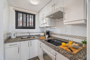 Fridge, microwave, oven, stovetop - Vacation Home 'Santiago Beach' with Sea View, Shared Pool and Wi-Fi (Costa Adeje)