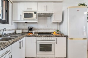 Refrigerador, microondas, horno, placa de cocina