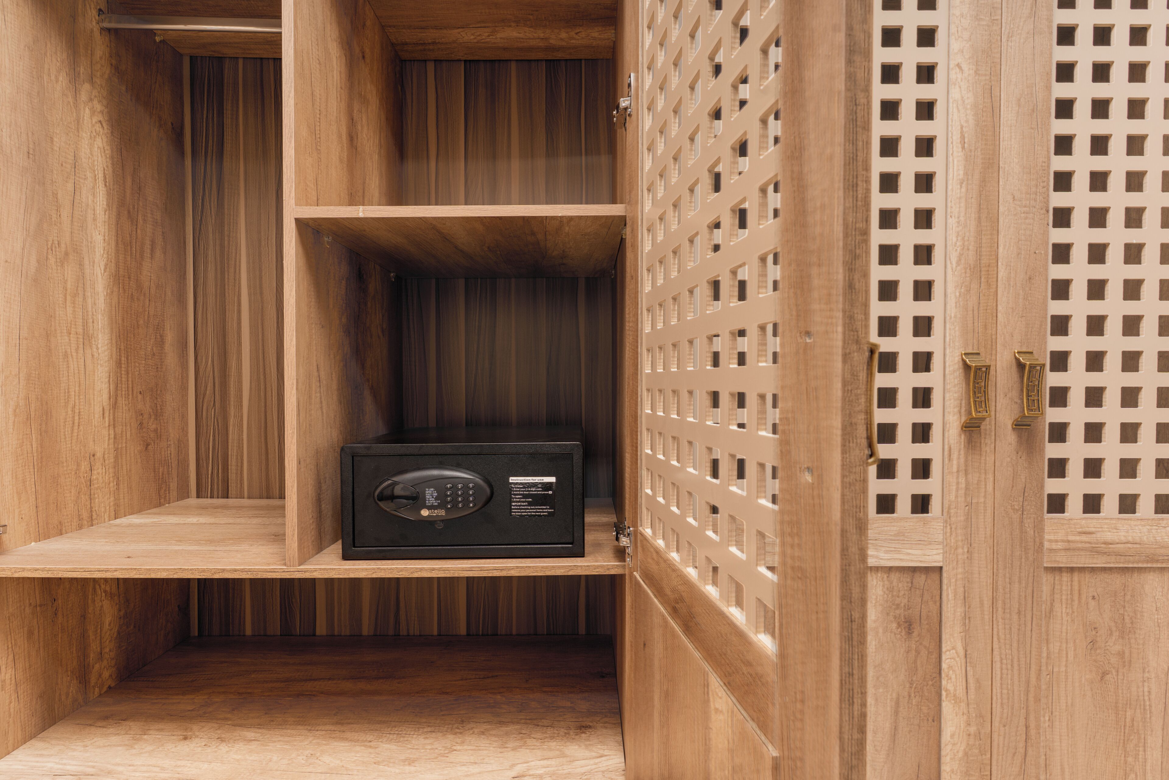 Un mueble de madera con un microondas en la repisa.