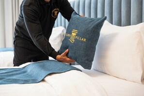 Standaard tweepersoonskamer, uitzicht op de woestijn | Een kluis op de kamer, een bureau, verduisterende gordijnen