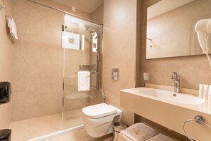 Standaard tweepersoonskamer, uitzicht op de woestijn | Badkamer | Een douche, een haardroger, pantoffels, handdoeken