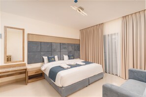 Standaard tweepersoonskamer, uitzicht op de woestijn | Een kluis op de kamer, een bureau, verduisterende gordijnen