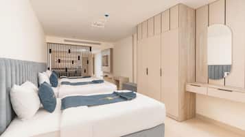 Standard-Dreibettzimmer | Zimmersafe, Schreibtisch, Verdunkelungsvorhänge, schallisolierte Zimmer